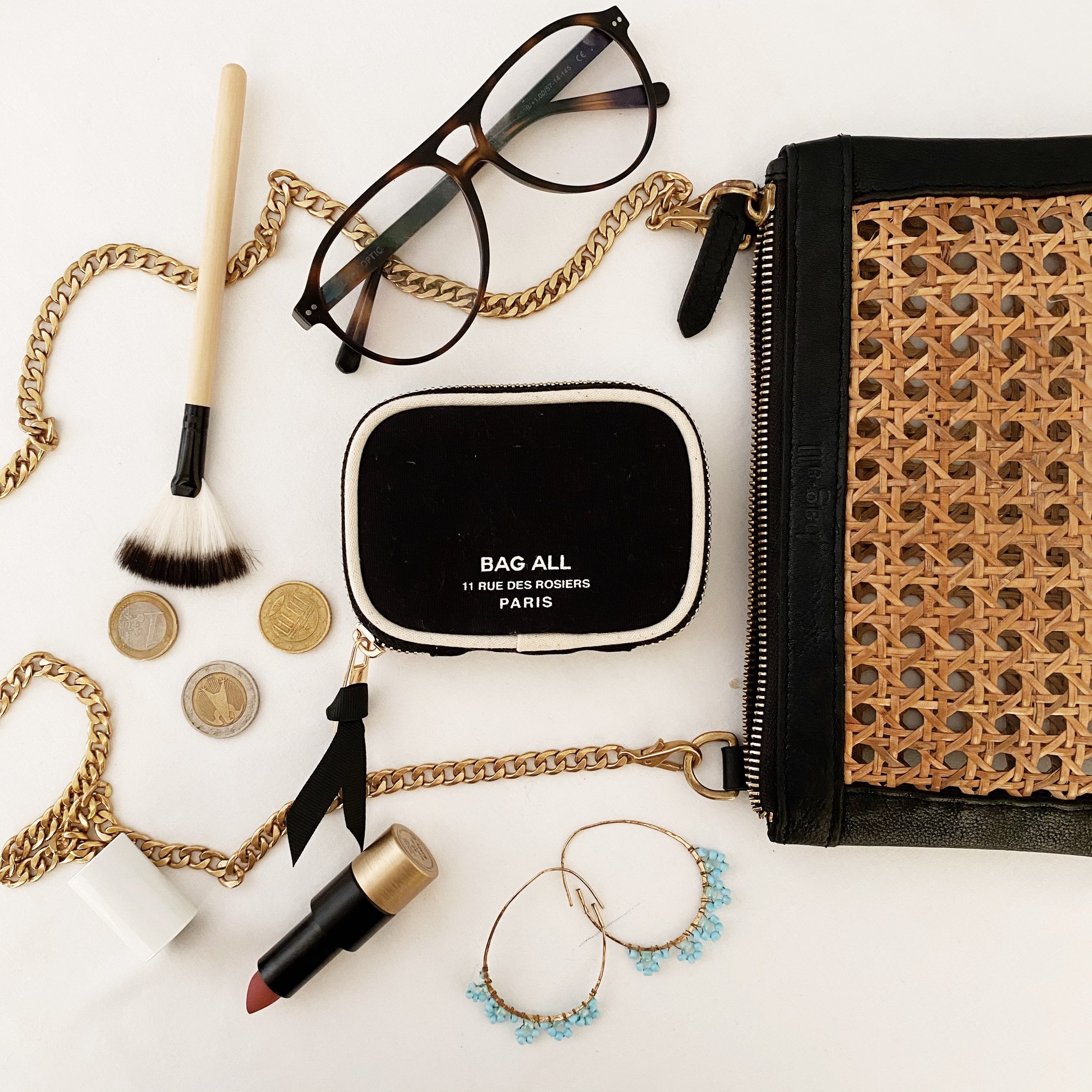 What should be in a woman's purse hotsell
